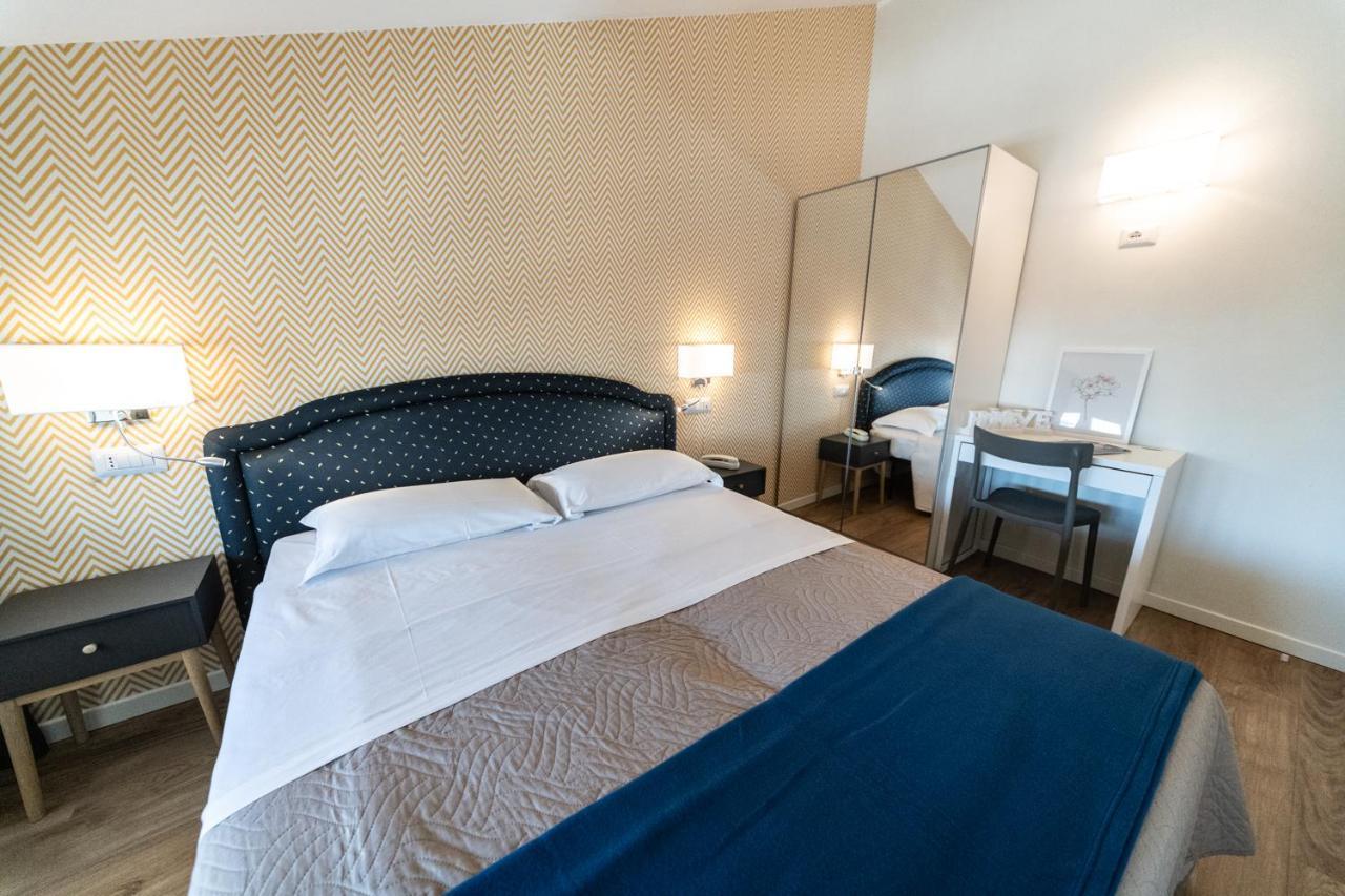 Hotel Kiss Riccione Eksteriør billede